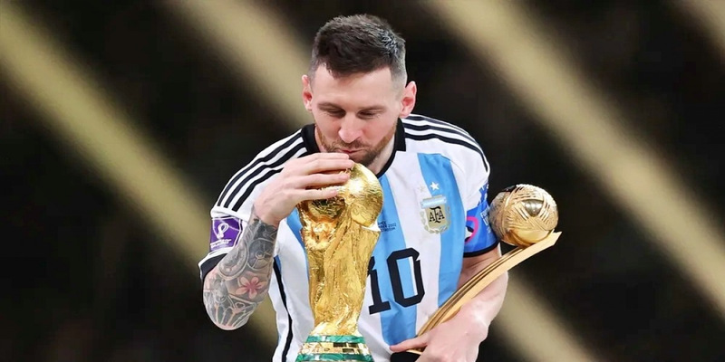 messi-voi-chiec-cup-vo-dich-world-cup-2022